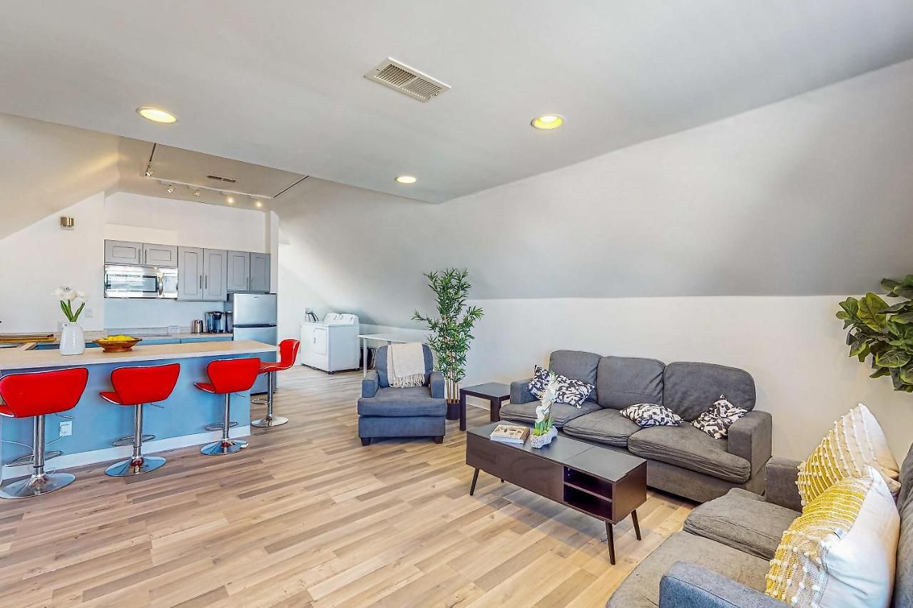 3Br Victorian Getaway With Loft, Near The Bay