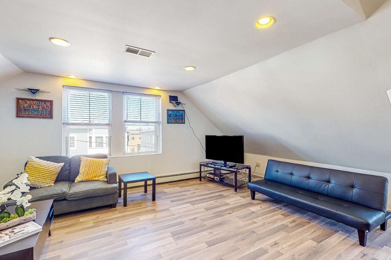 Holiday home 3Br Victorian Getaway With Loft, Near The Bay