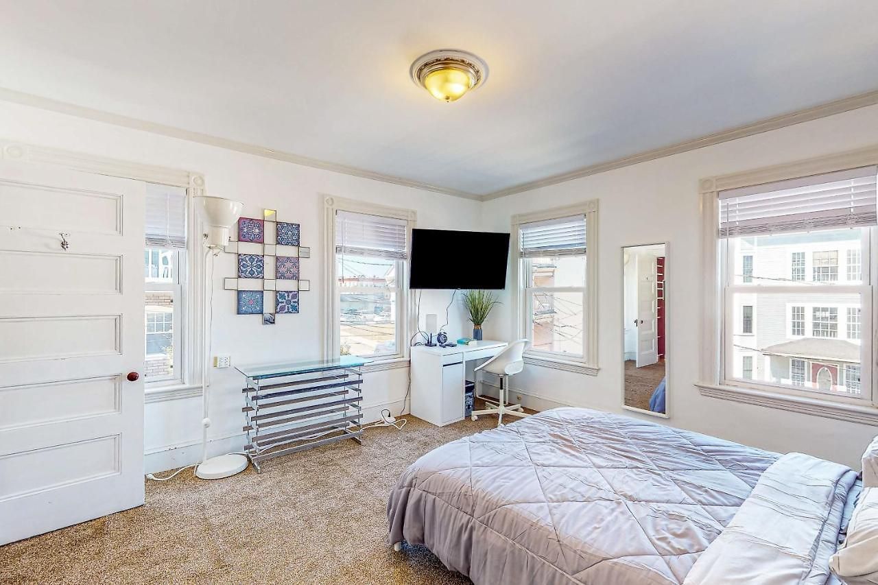 Holiday home 3Br Victorian Getaway With Loft, Near The Bay *