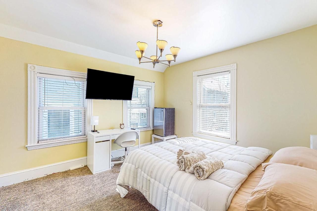 Holiday home 3Br Victorian Getaway With Loft, Near The Bay *