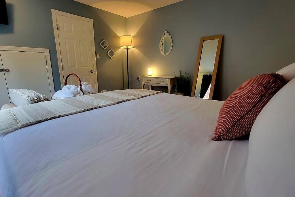 Apartment Unique & Peaceful Home, Ideal For 2026 World Cup Visitor, Free Parking *