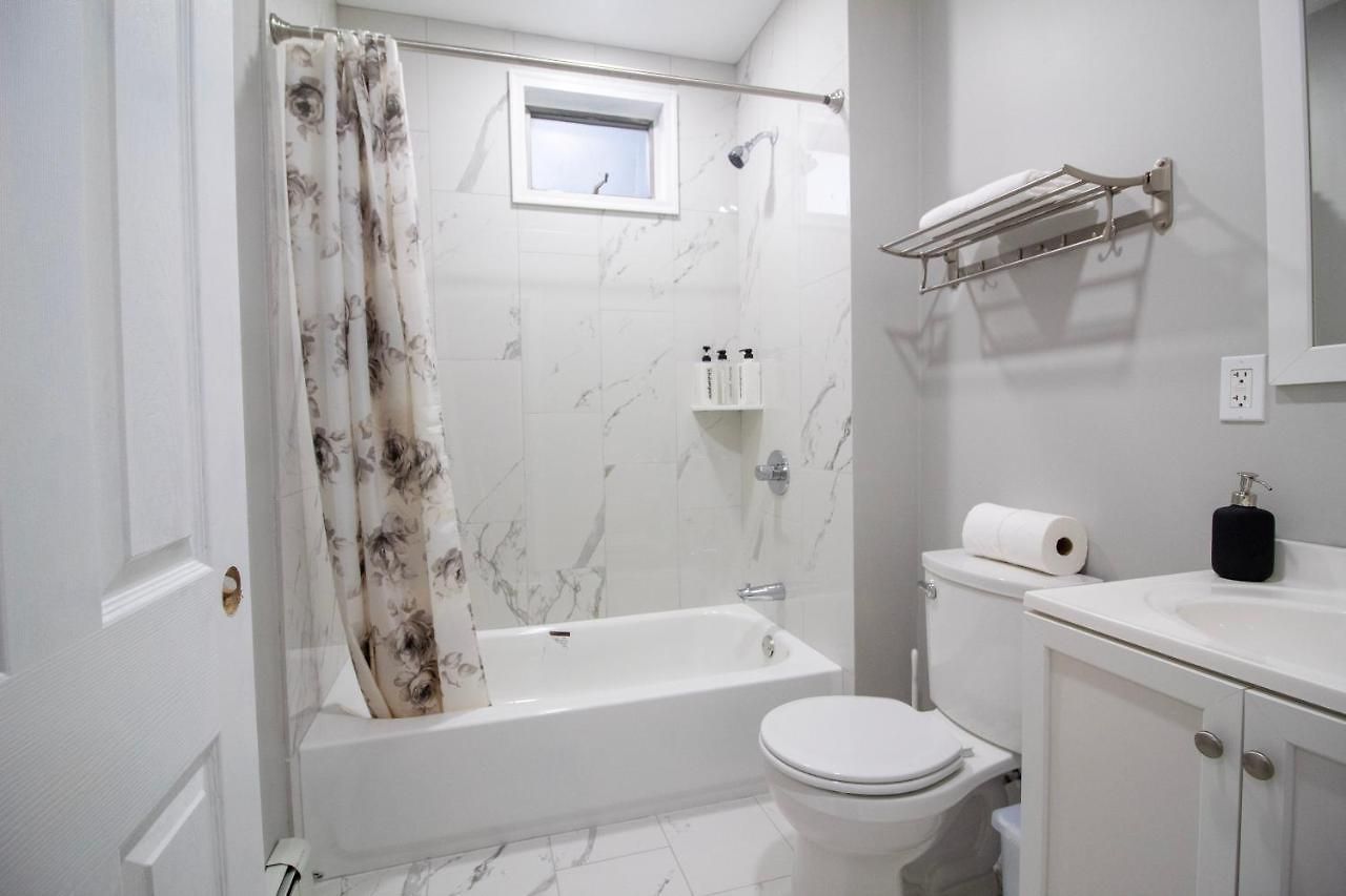 2 Bedroom Close To And Cambridge With Free Parkings Apartment Boston