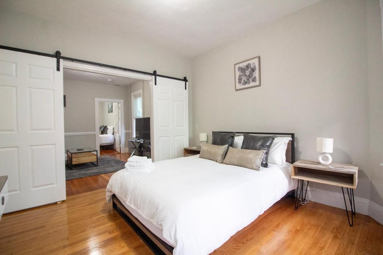 2 Bedroom Close To And Cambridge With Free Parkings Apartment Boston