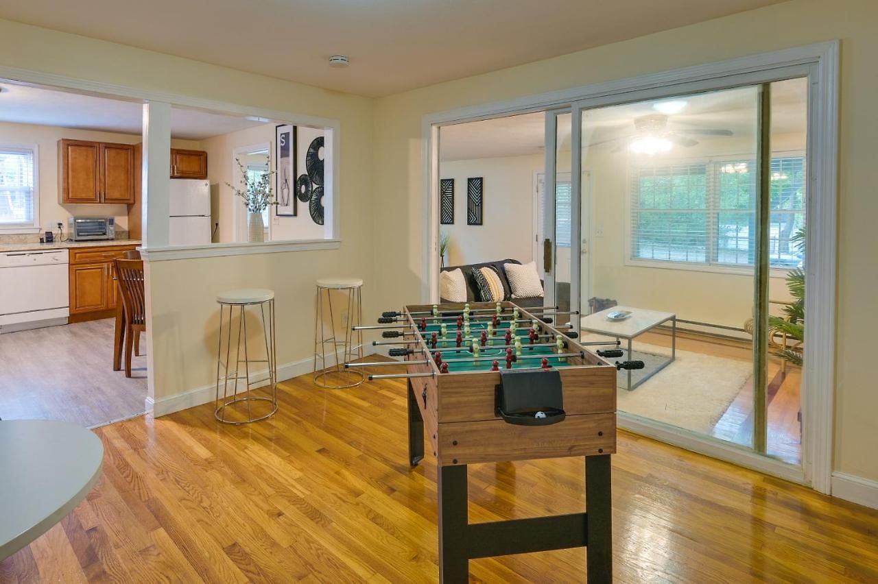 Apartment Duplex W/ Foosball Table: 11 Mi To Downtown Boston