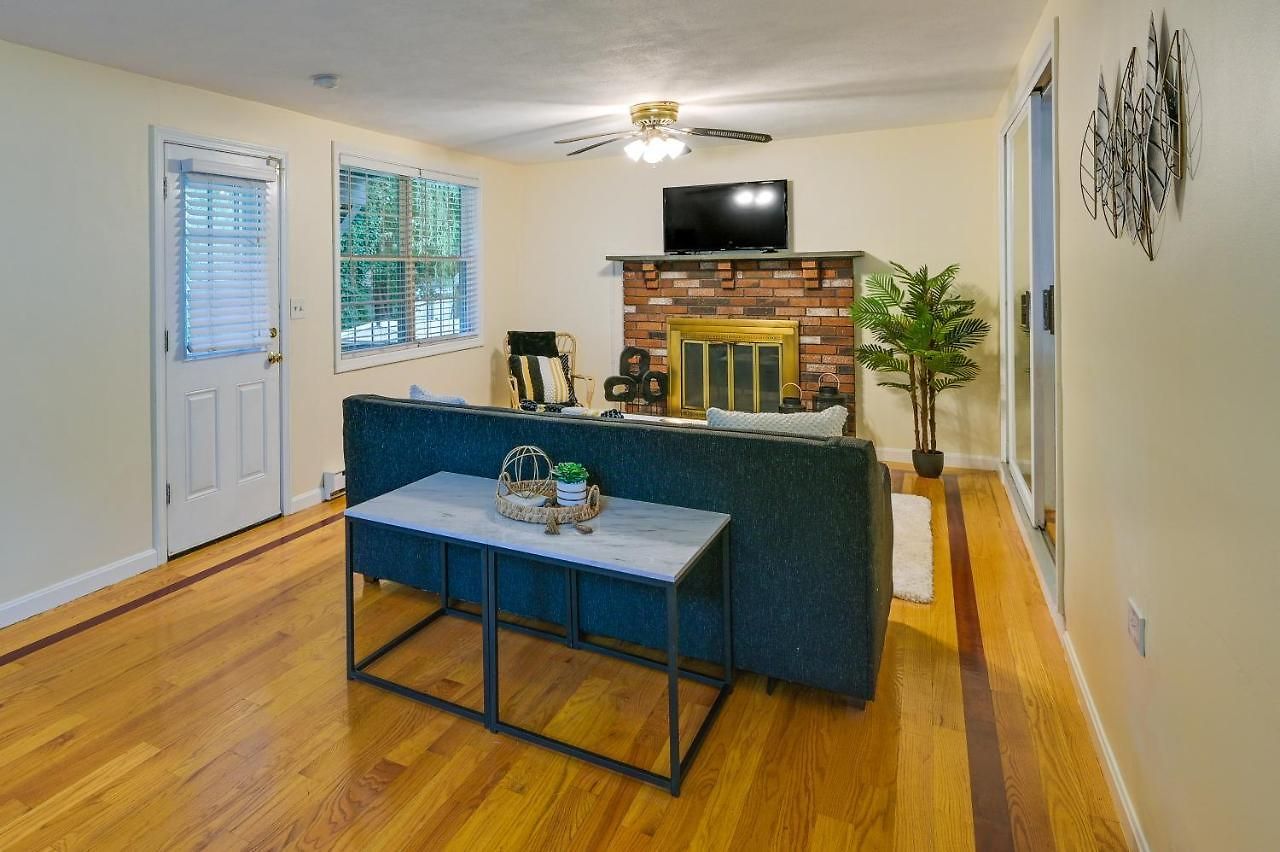 Duplex W/ Foosball Table: 11 Mi To Downtown Apartment Boston