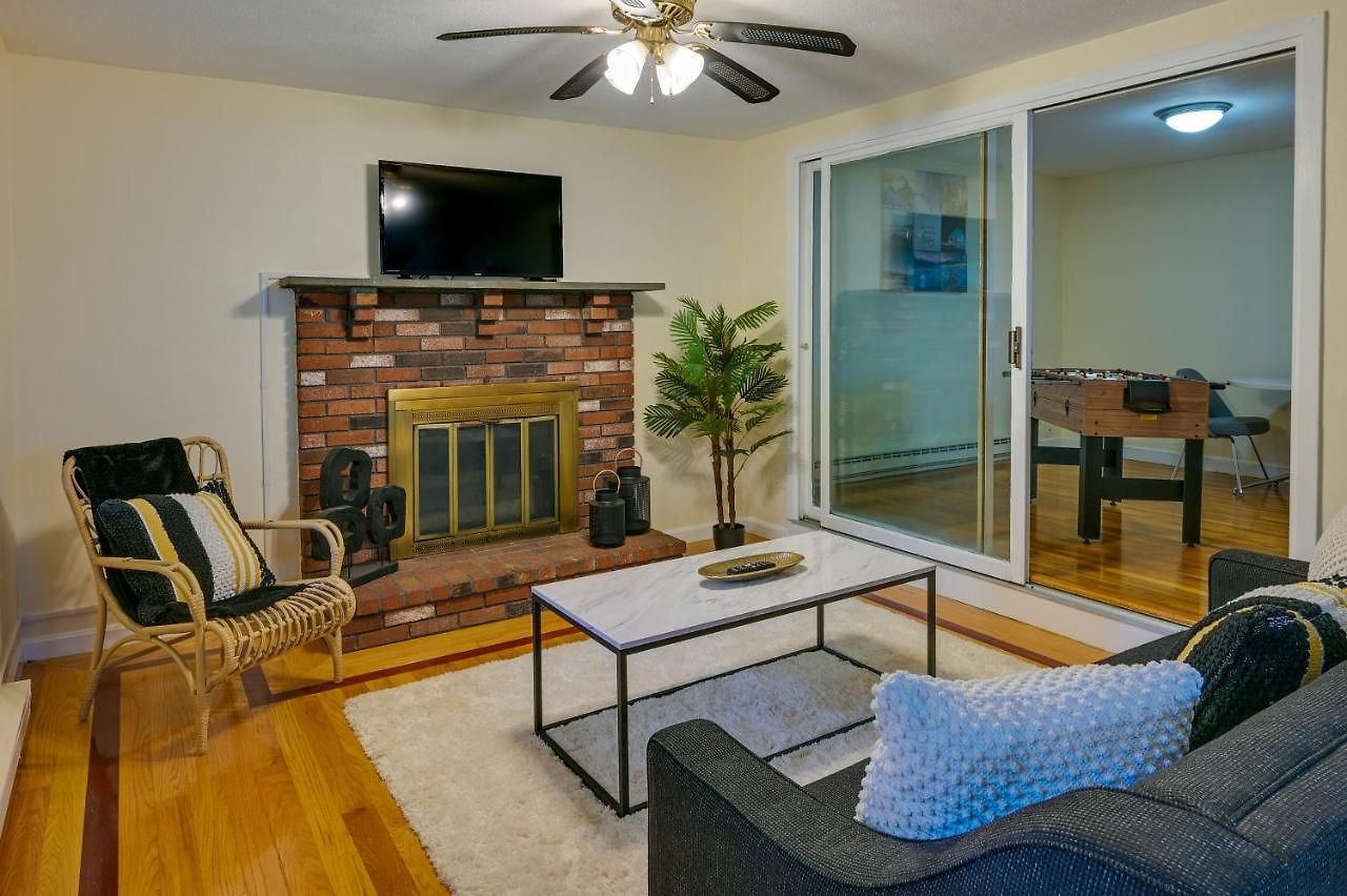 Apartment Duplex W/ Foosball Table: 11 Mi To Downtown Boston