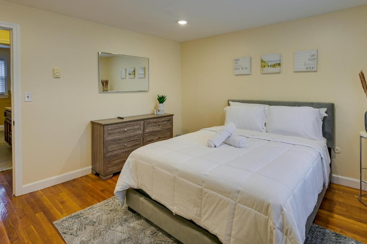 Duplex W/ Foosball Table: 11 Mi To Downtown Apartment *