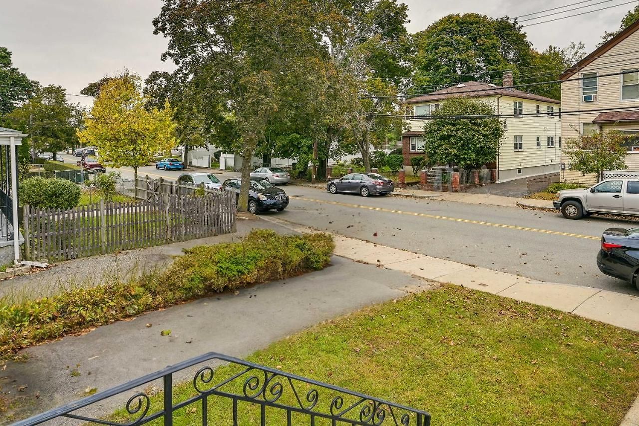 Apartment Duplex W/ Foosball Table: 11 Mi To Downtown Boston