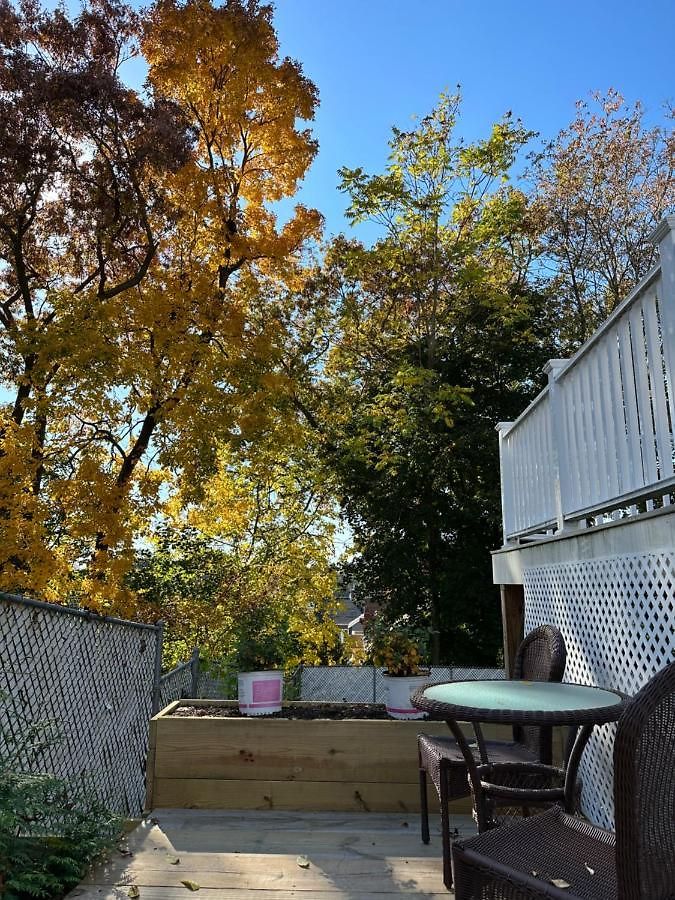 In Single Family House - Suburban Neighborhood In Homestay Boston