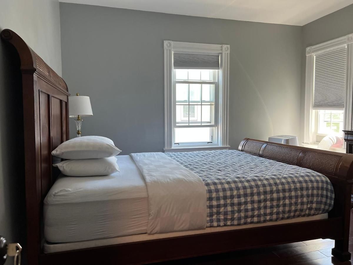 Airport Room 33