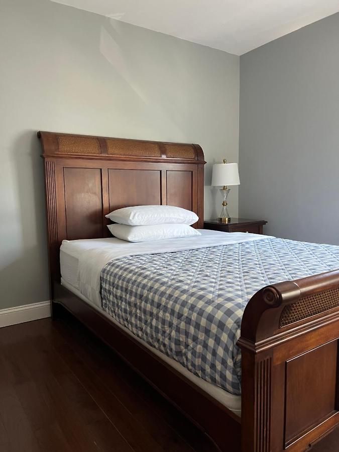 Airport Room 33 *