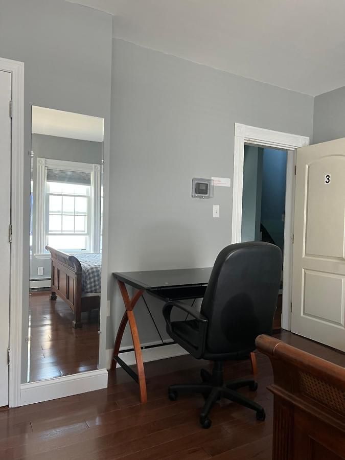 Airport Room 33