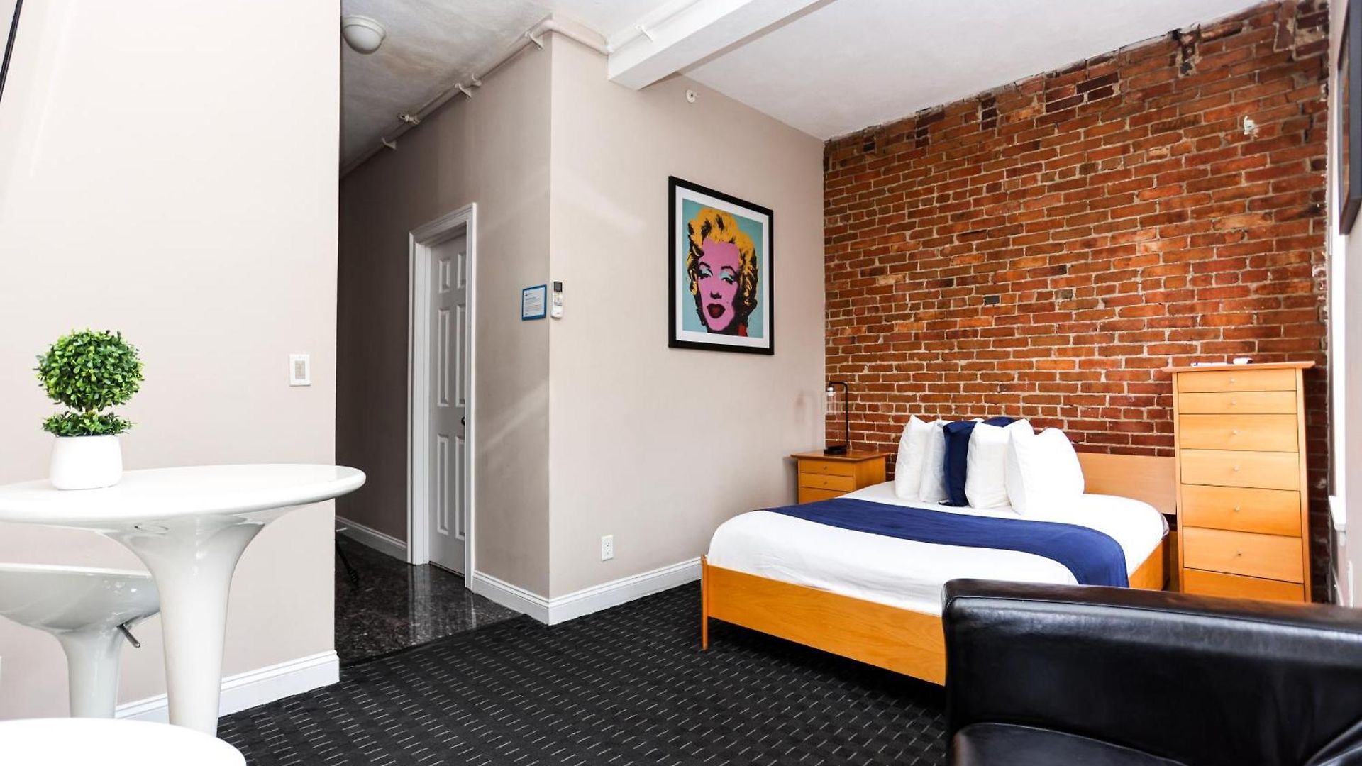 Stylish Downtown In The Southend, C.ave #24