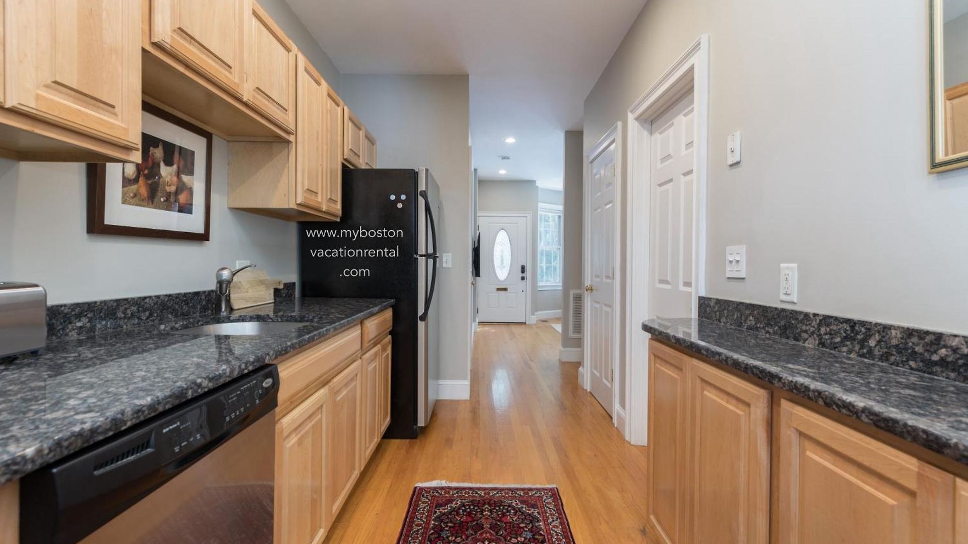 Sunny Convenient W/ Private Patio! Easy Walk To Everything!