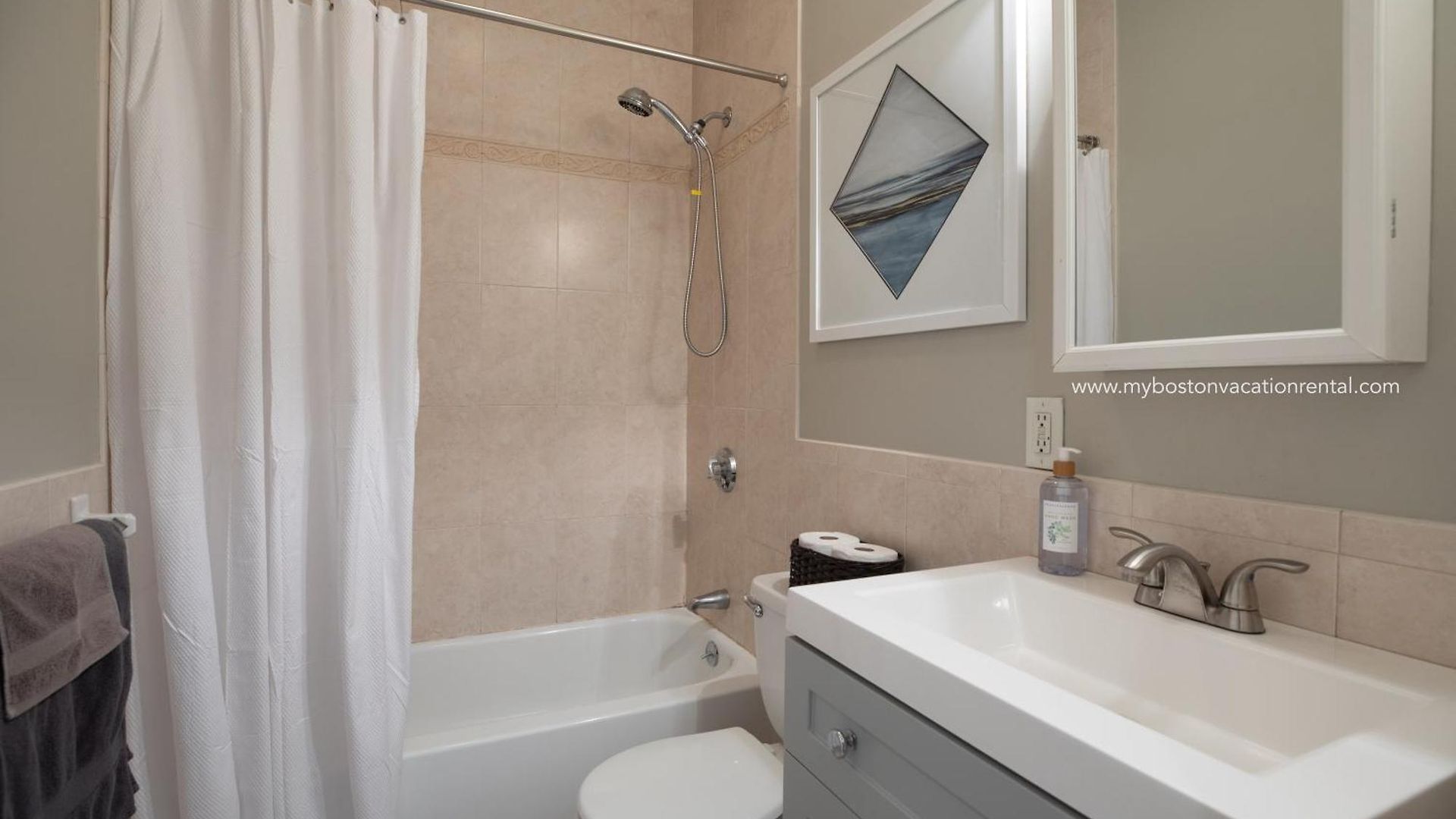 Apartment Sunny Convenient W/ Private Patio! Easy Walk To Everything! *