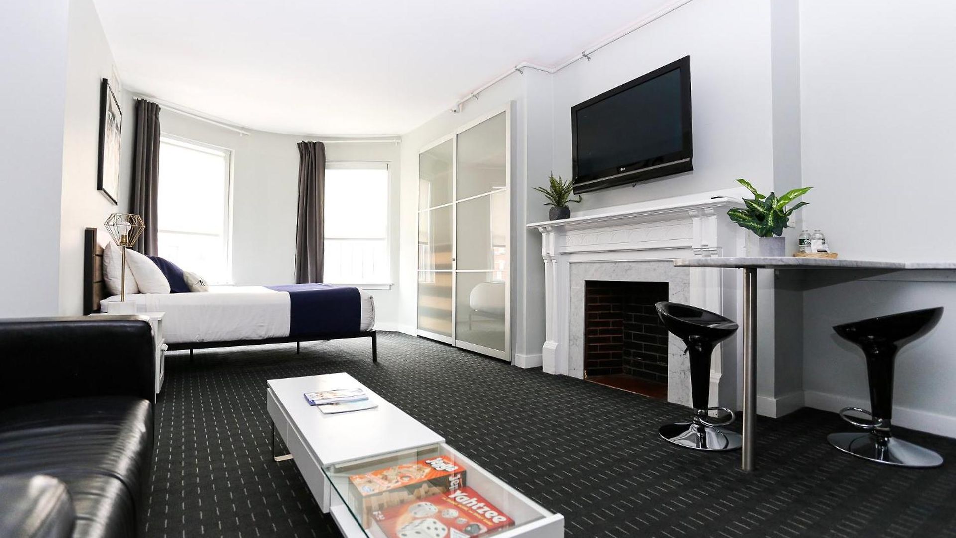 Charming On Boston's Iconic Newbury St. #8 Apartment *