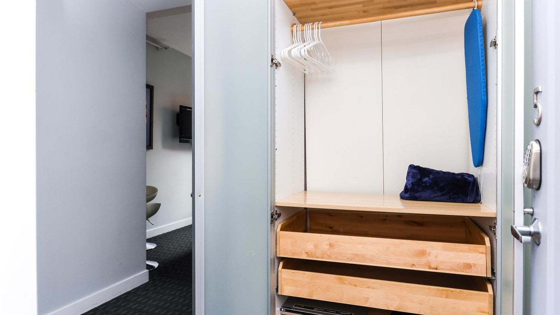 Cozy & Stylish Newbury Street Studio, #9 Apartment