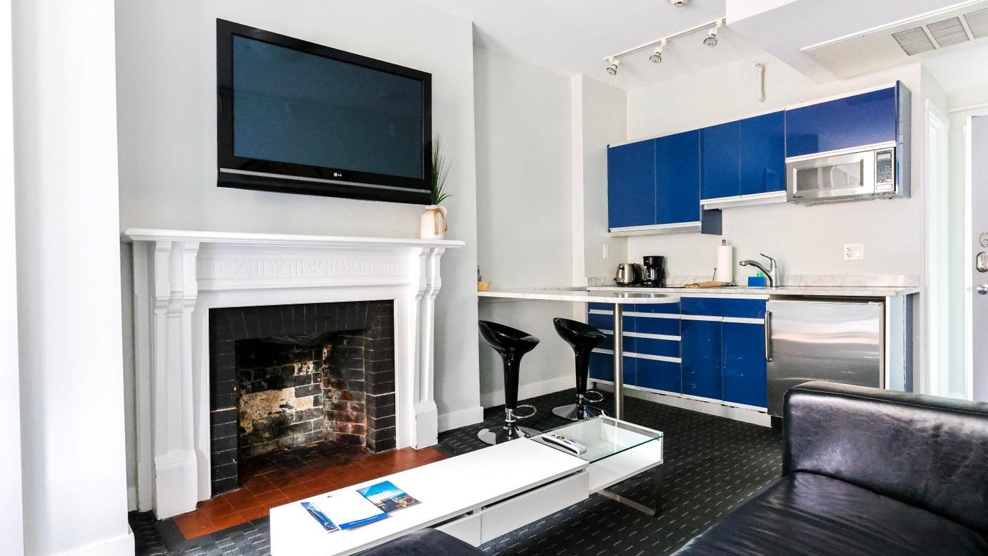 Furnished Newbury Street Studio, #6 Apartment *