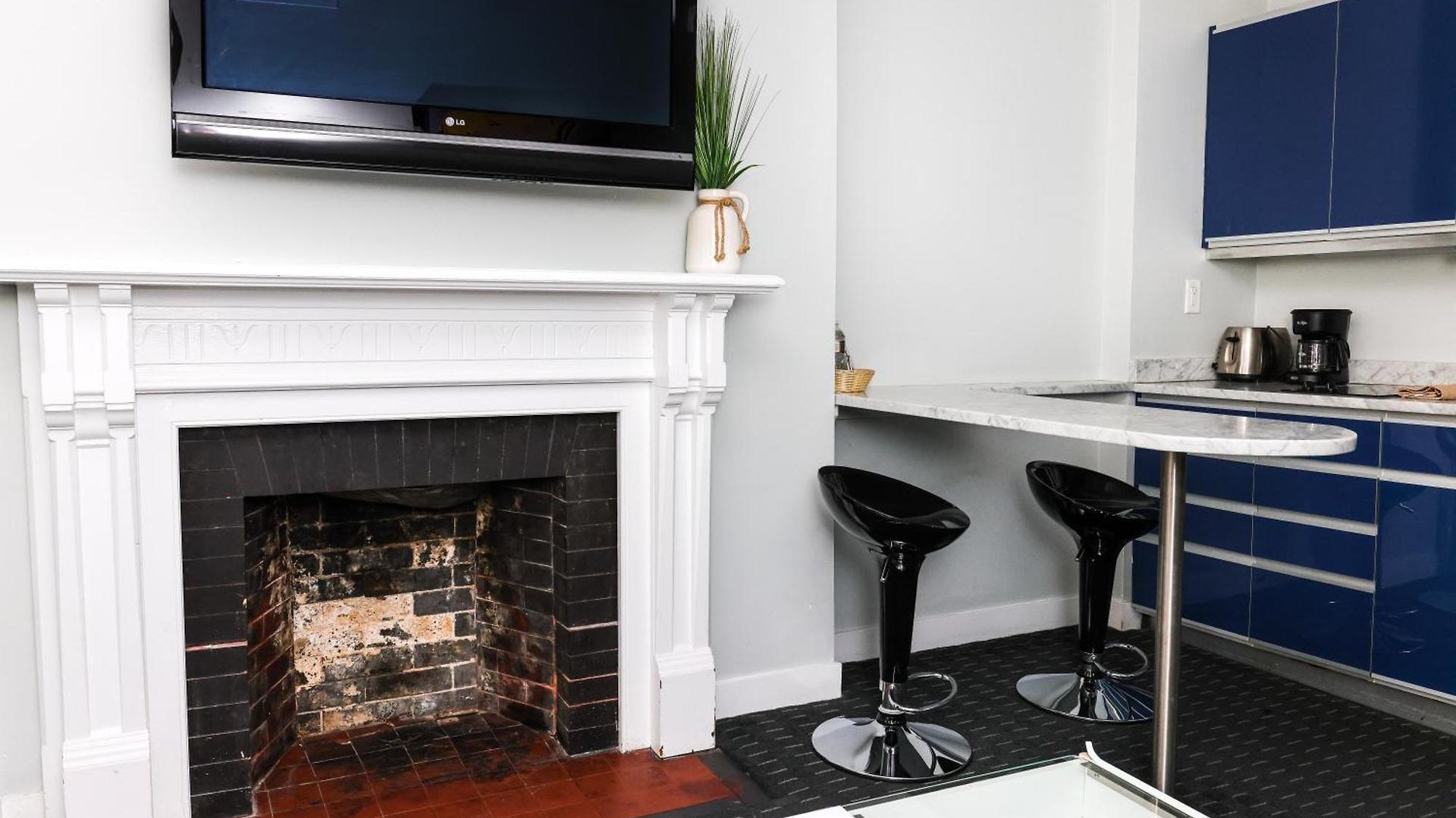 Furnished Newbury Street Studio, #6 Apartment