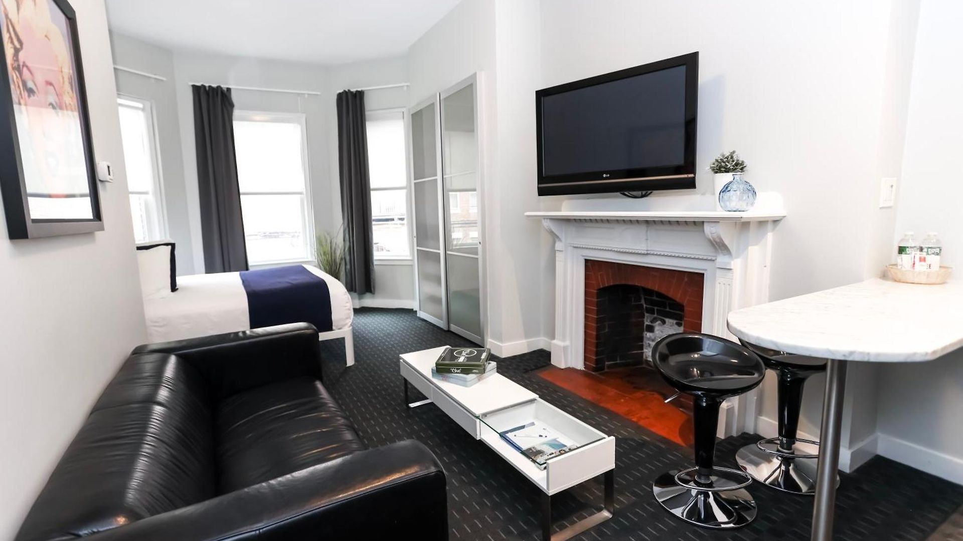 Apartment Stylish Newbury Street Studio, #2 Boston