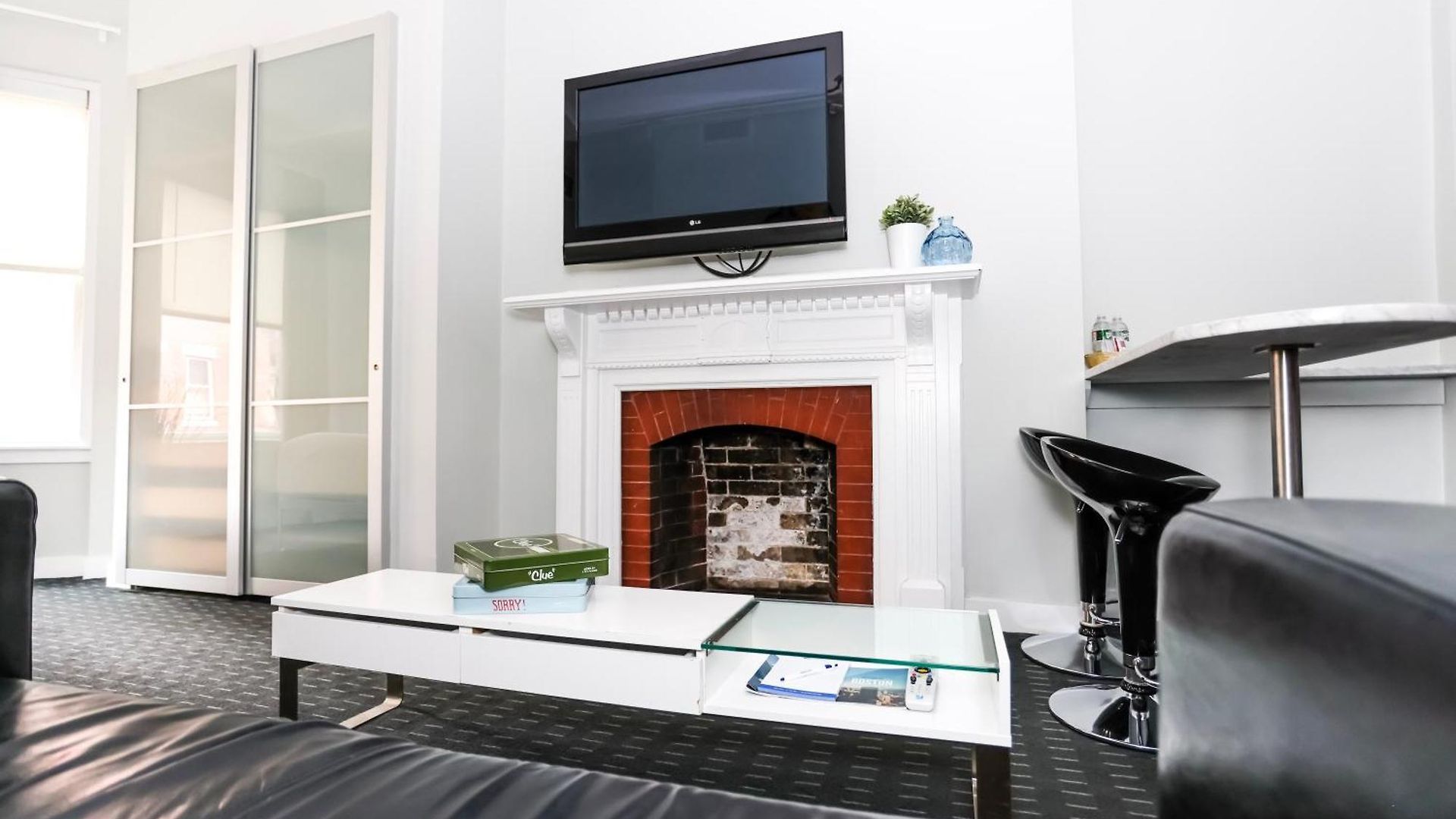 Stylish Newbury Street Studio, #2 Apartment
