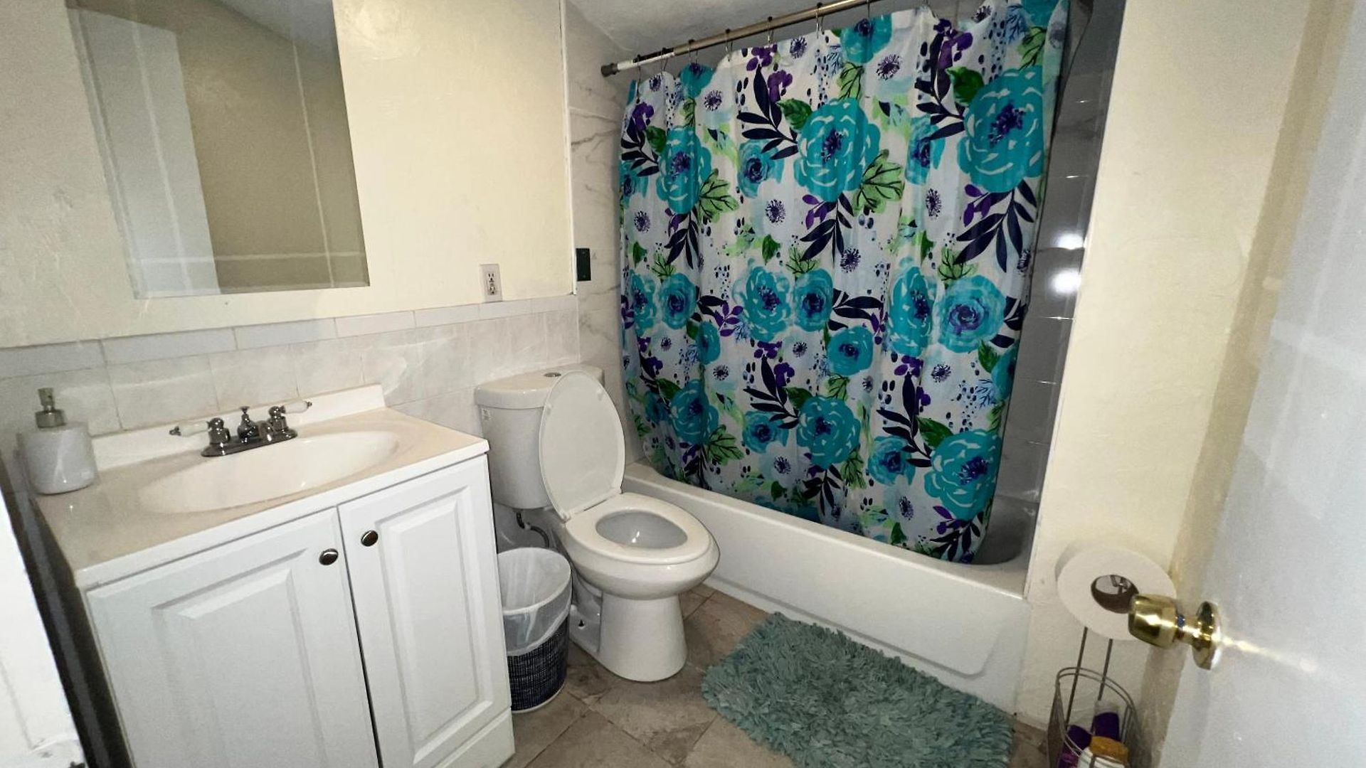 Private Bedroom Near * Boston