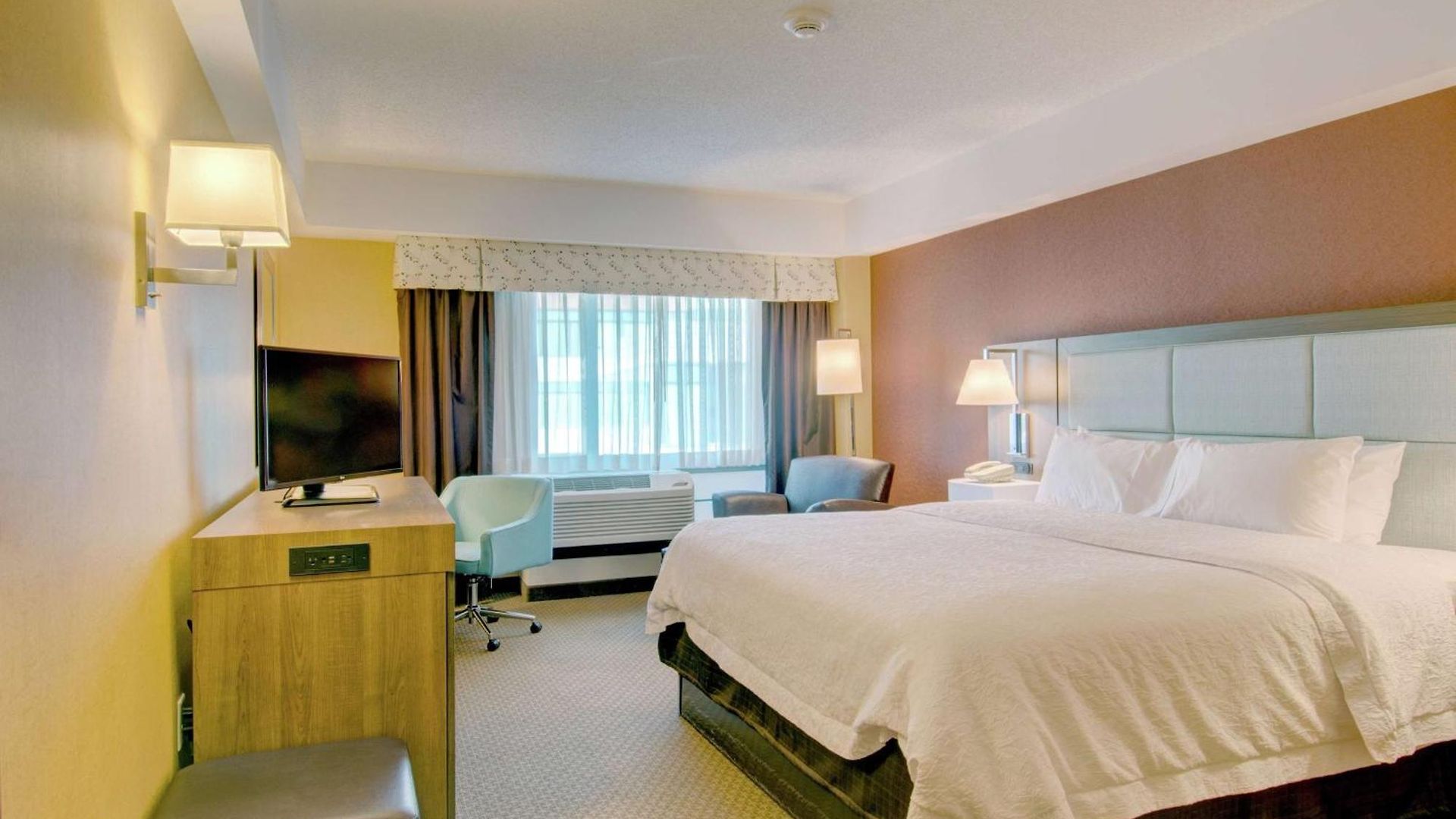 Hampton & Crosstown Center Hotel 3*