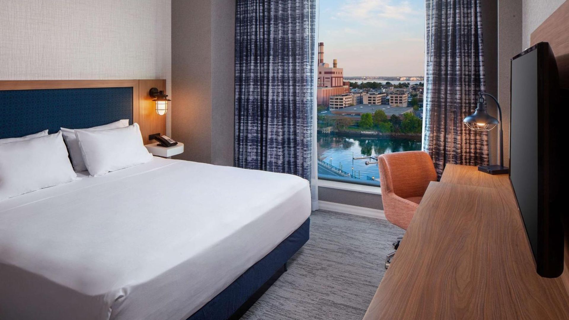 Hampton By Hilton At The Seaport District Boston