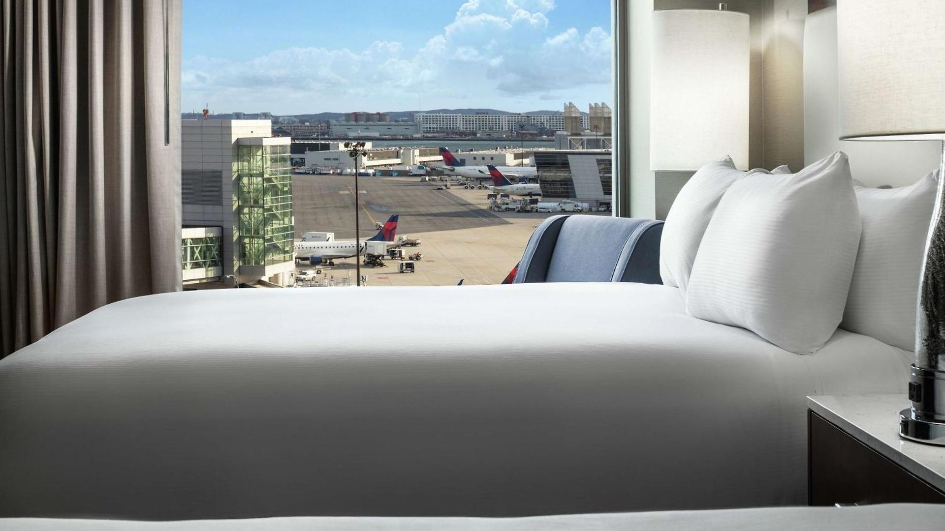 Hotel Hilton Logan Airport 4*