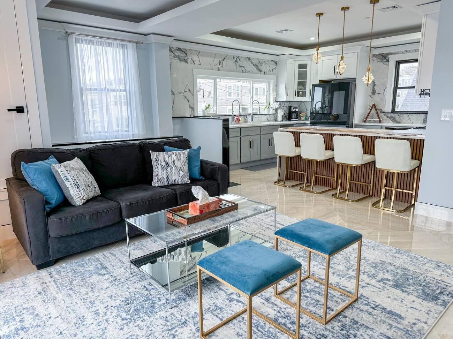 Apartment 3br Gem Skyline Views, Laundry & Air *