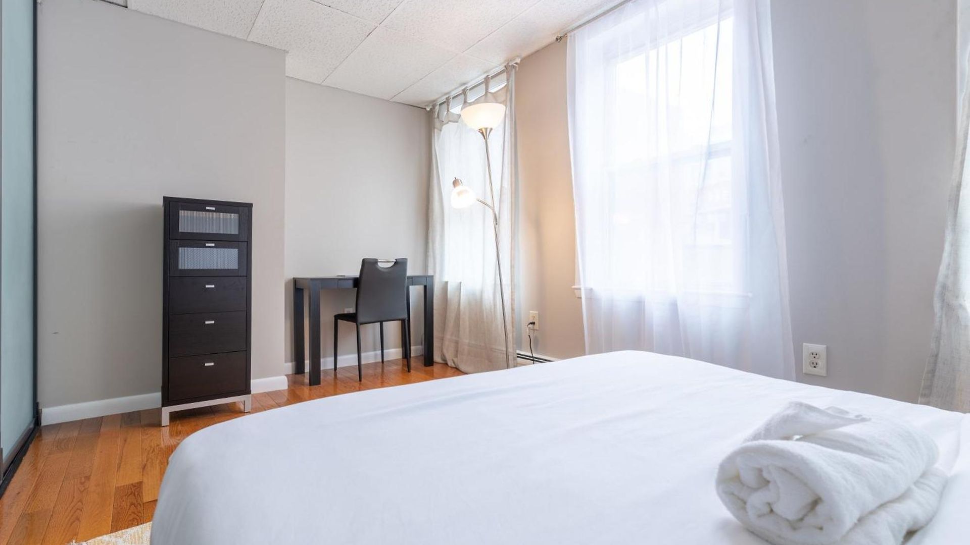 3 Bed 1 Bath In Historic Building Apartment *