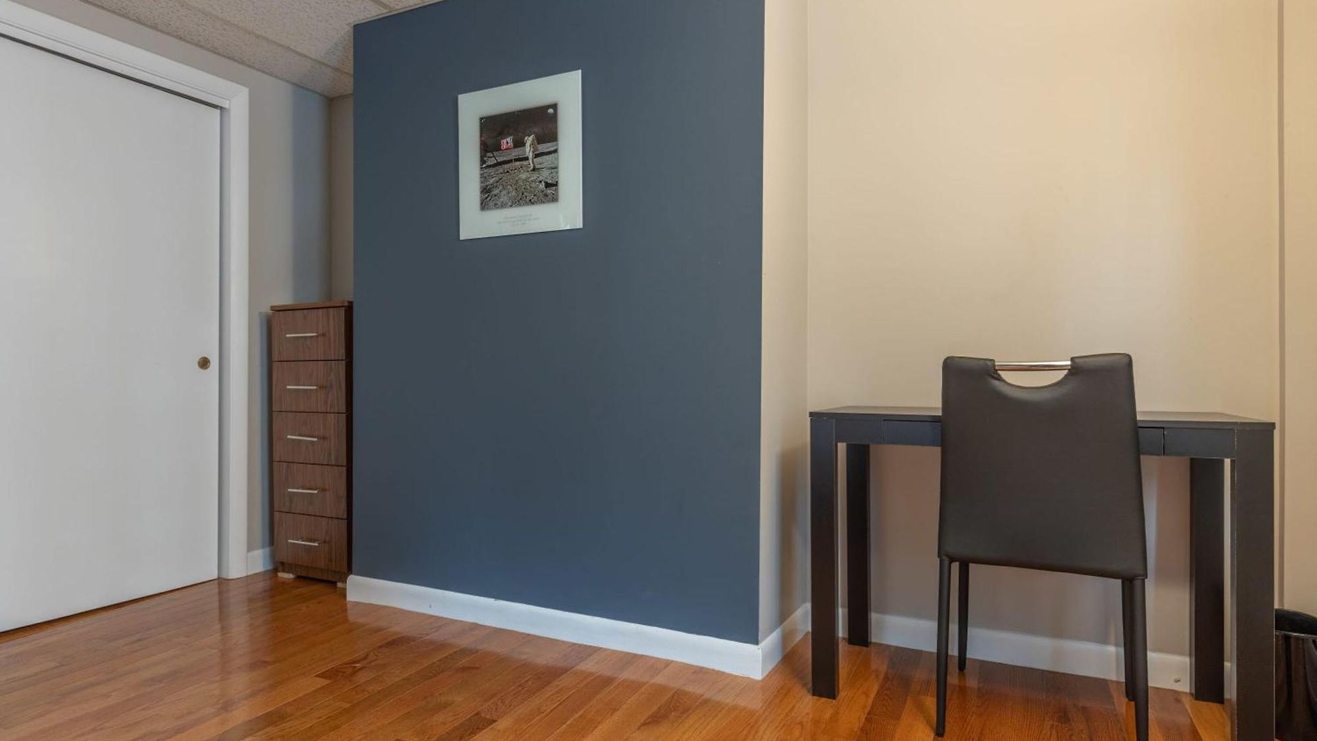 3 Bed 1 Bath In Historic Building Apartment *