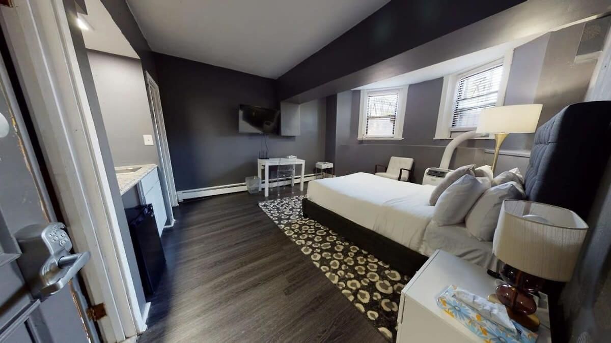Lower Level In Hip Bay Village Apartment *