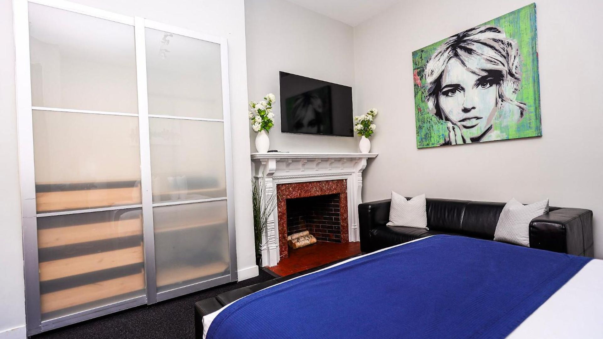 Large Stylish Newbury Street W/ Kitchen