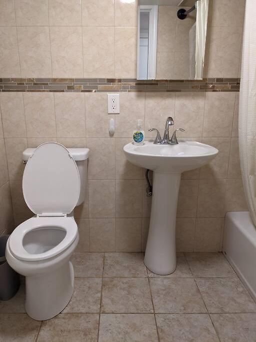 Brighton Sleeps 3 - Steps To Bus Line Boston