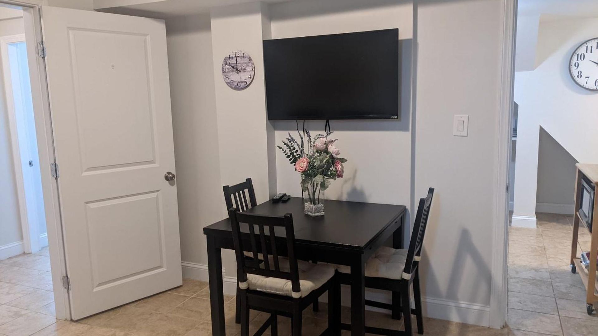 Brighton Sleeps 3 - Steps To Bus Line Boston
