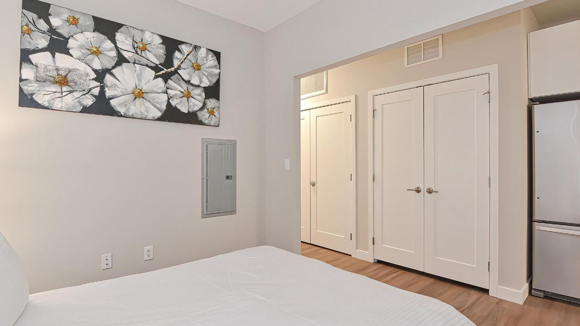 Global Luxury East Apartment
