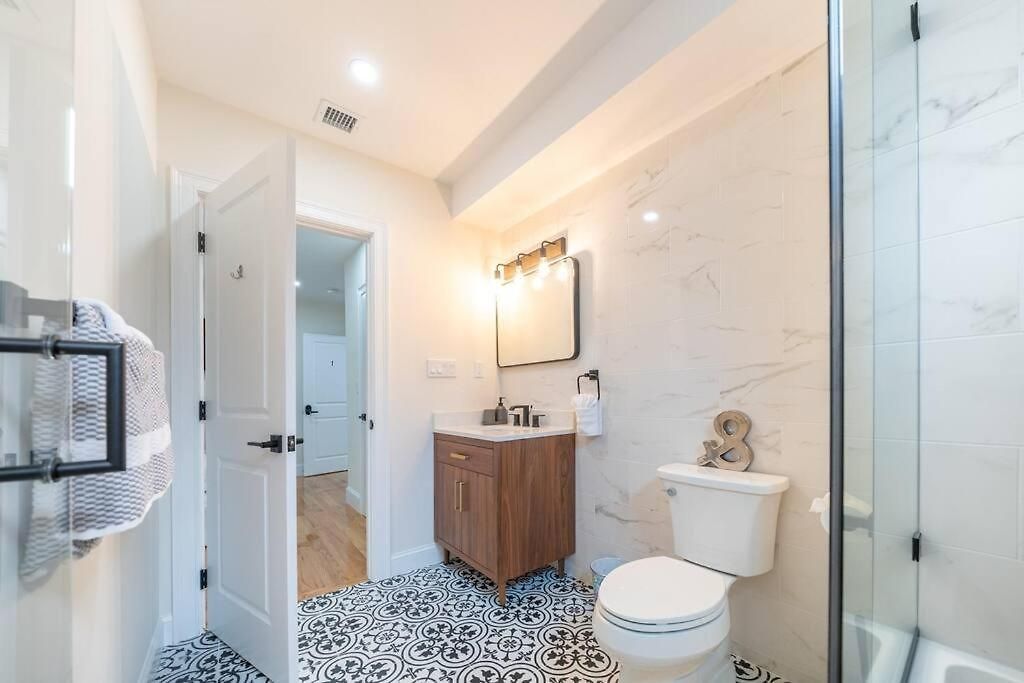 Bright & Spacious 4br & 2ba - Bathtub, Free Parking Near Red Line 802 Boston