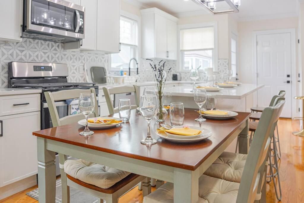 Bright & Spacious 4br & 2ba - Bathtub, Free Parking Near Red Line 802 Apartment Boston