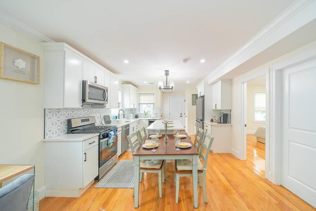 Bright & Spacious 4br & 2ba - Bathtub, Free Parking Near Red Line 802 *
