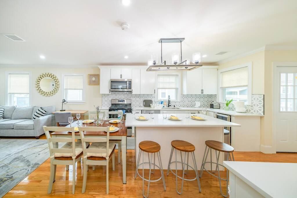 Bright & Spacious 4br & 2ba - Bathtub, Free Parking Near Red Line 802 Apartment