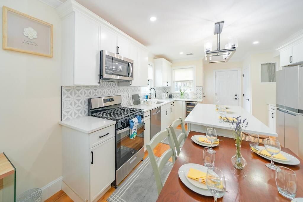 Apartment Bright & Spacious 4br & 2ba - Bathtub, Free Parking Near Red Line 802 Boston