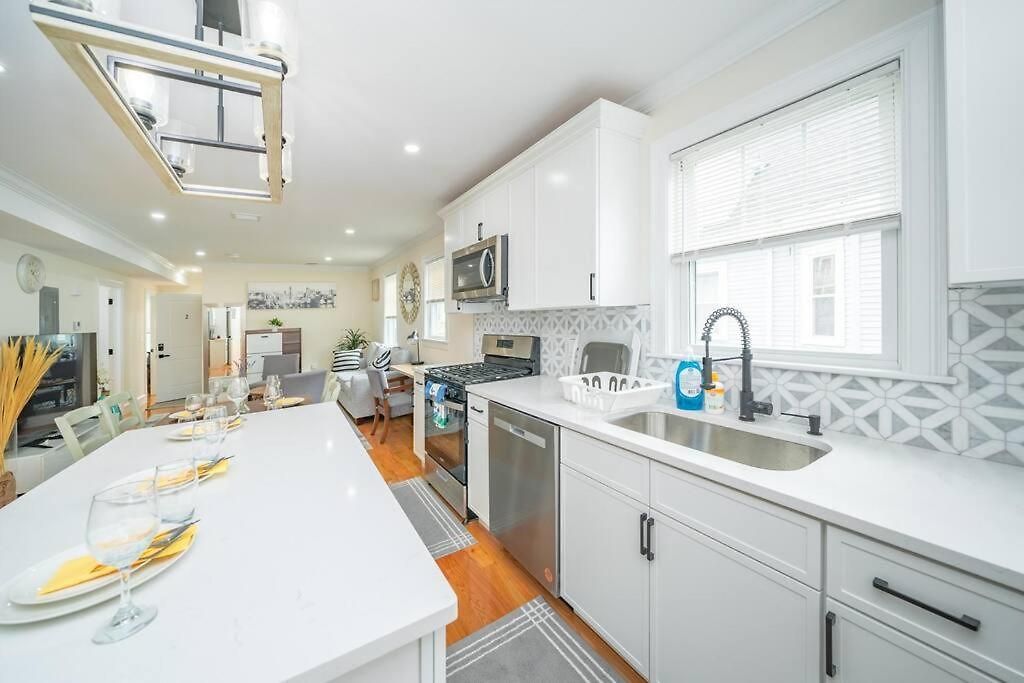 Bright & Spacious 4br & 2ba - Bathtub, Free Parking Near Red Line 802 Apartment *