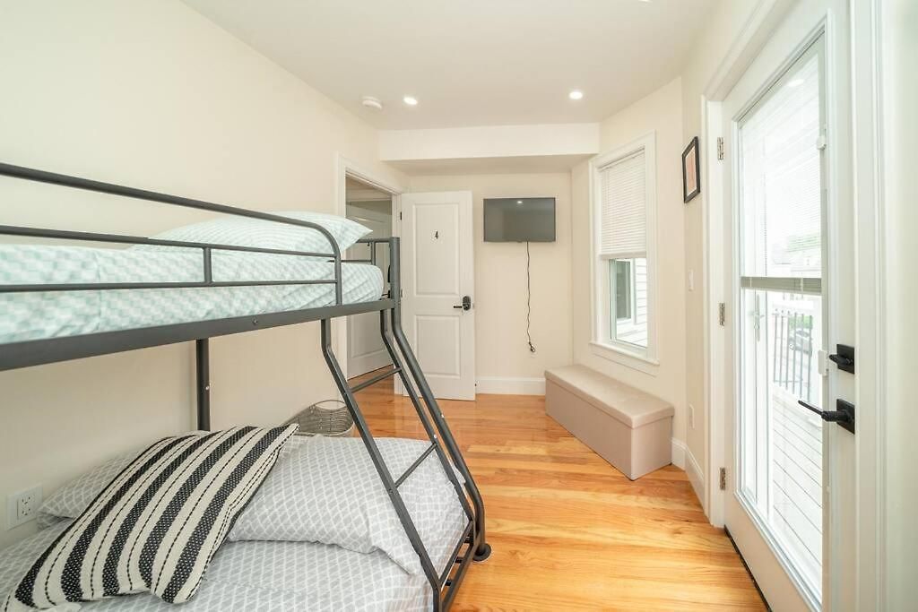 Bright & Spacious 4br & 2ba - Bathtub, Free Parking Near Red Line 802 * Boston
