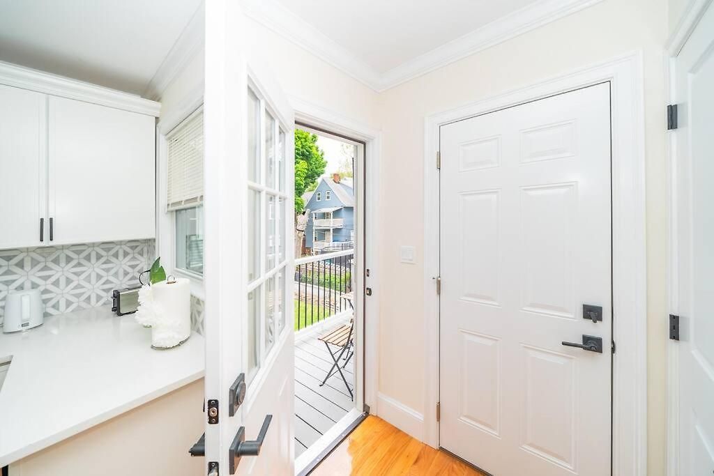 Bright & Spacious 4br & 2ba - Bathtub, Free Parking Near Red Line 802 Apartment *