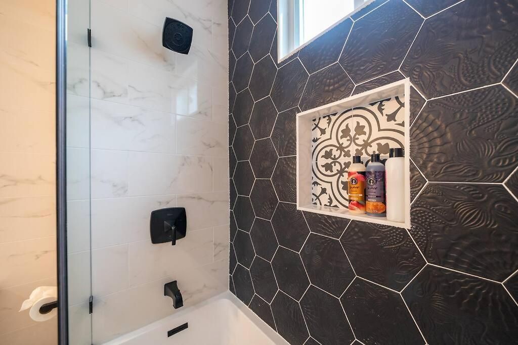 Apartment Bright & Spacious 4br & 2ba - Bathtub, Free Parking Near Red Line 802