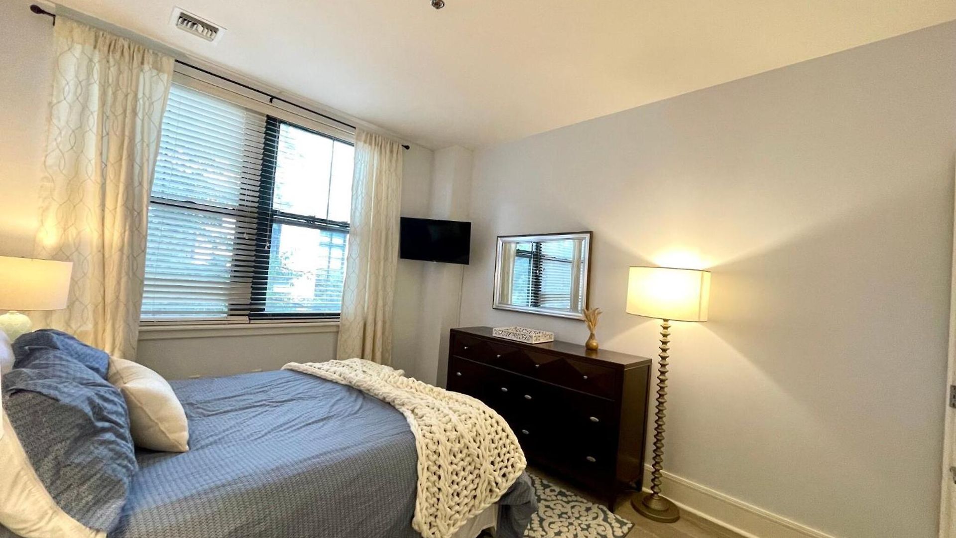 Luxury 1bed Loft, 2 Baths, Air, South End Apartment