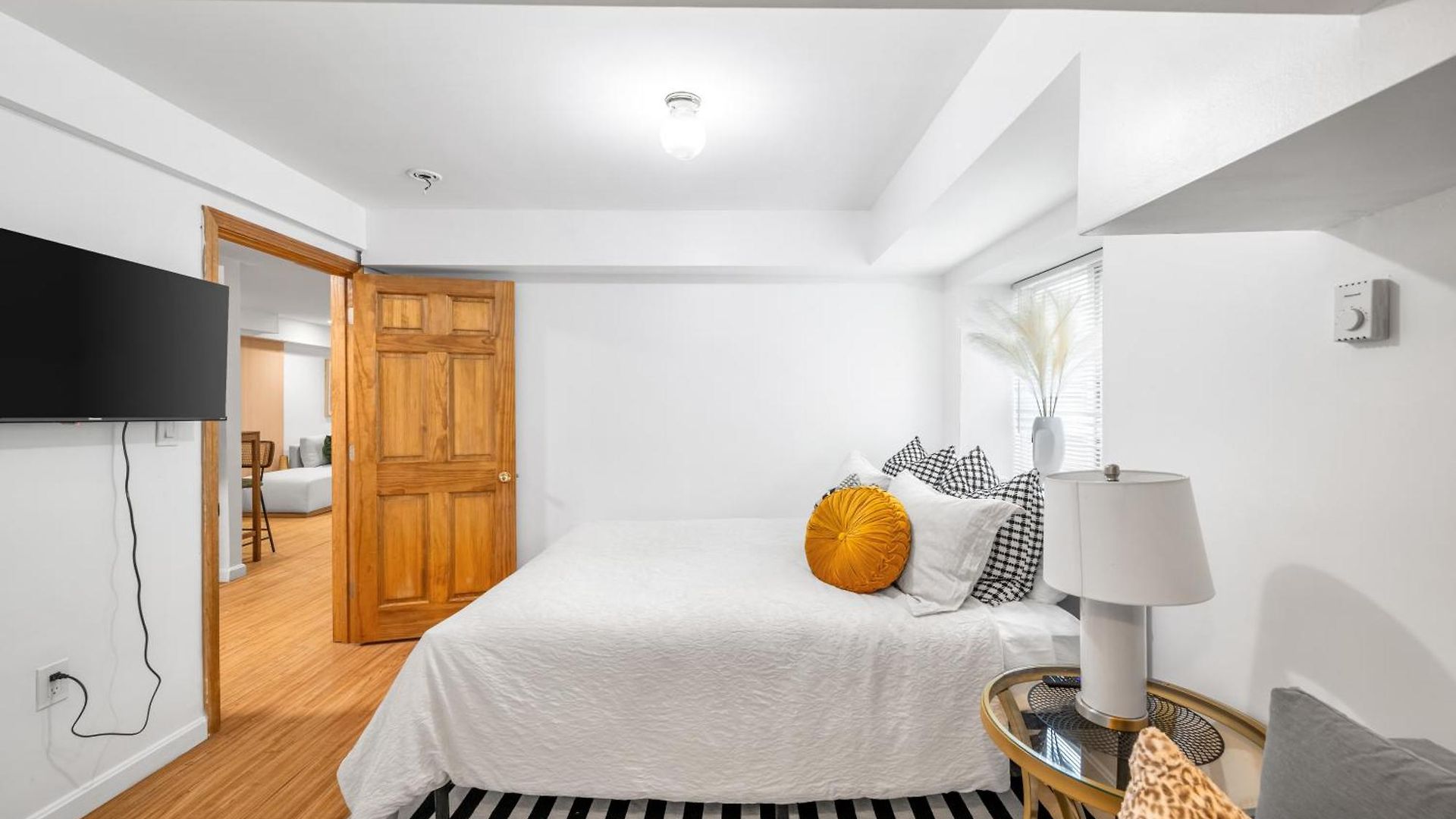 Modern 2 Bed Apt Mins To Fenway 5 Min To Train * Boston