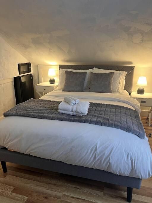 Spacious 4br Near Subway, Sleeps 8per Easy Access To Downtown Apartment *