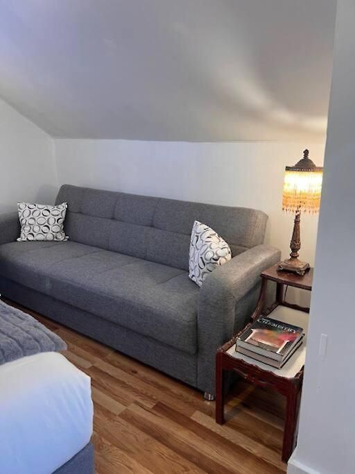 Spacious 4br Near Subway, Sleeps 8per Easy Access To Downtown Apartment